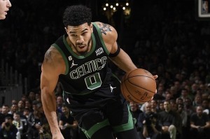  东契奇40+三双独行侠登顶  