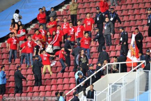  球迷冲突导致比赛中断警方介入调查  